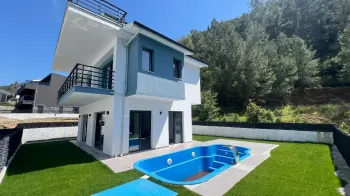 Ucuz fiyatlı üç yatak odalı Üzümlü Fethiye evi satılık
